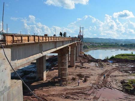 Cây cầu bắc qua sông Mekong nối Lào và Myanmar hồi tháng 12/2014.